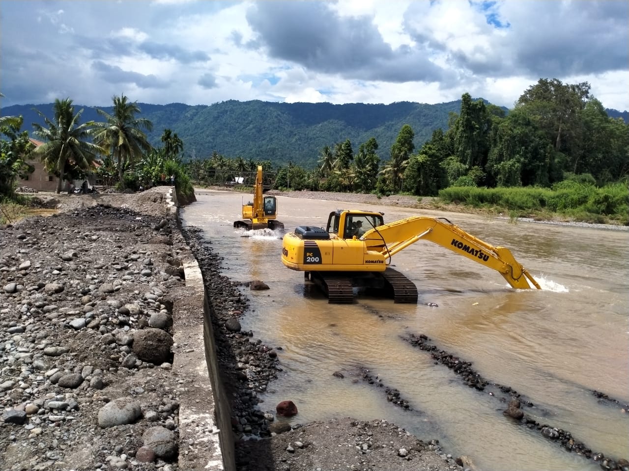 Perbaikan Tanggul Waybanding Ditargetkan Satu Minggu