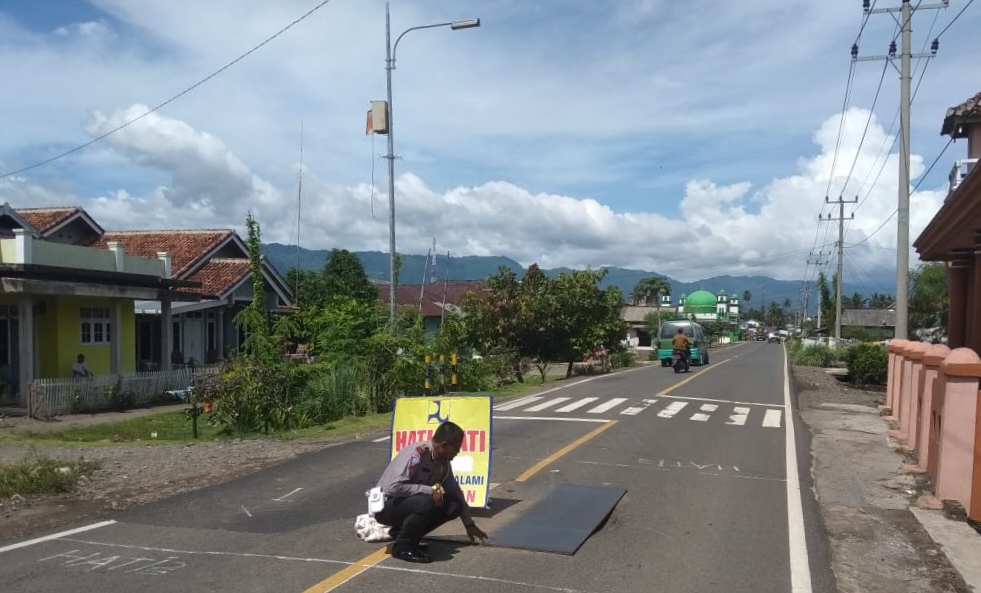 Satlantas Cek Kondisi Jalinbar Berlubang