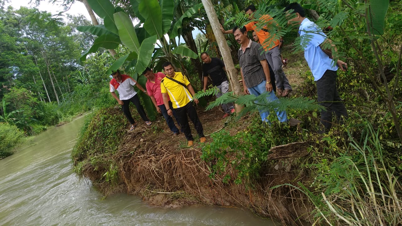 Tanggul Tergerus, Air Genangi Rumah Warga