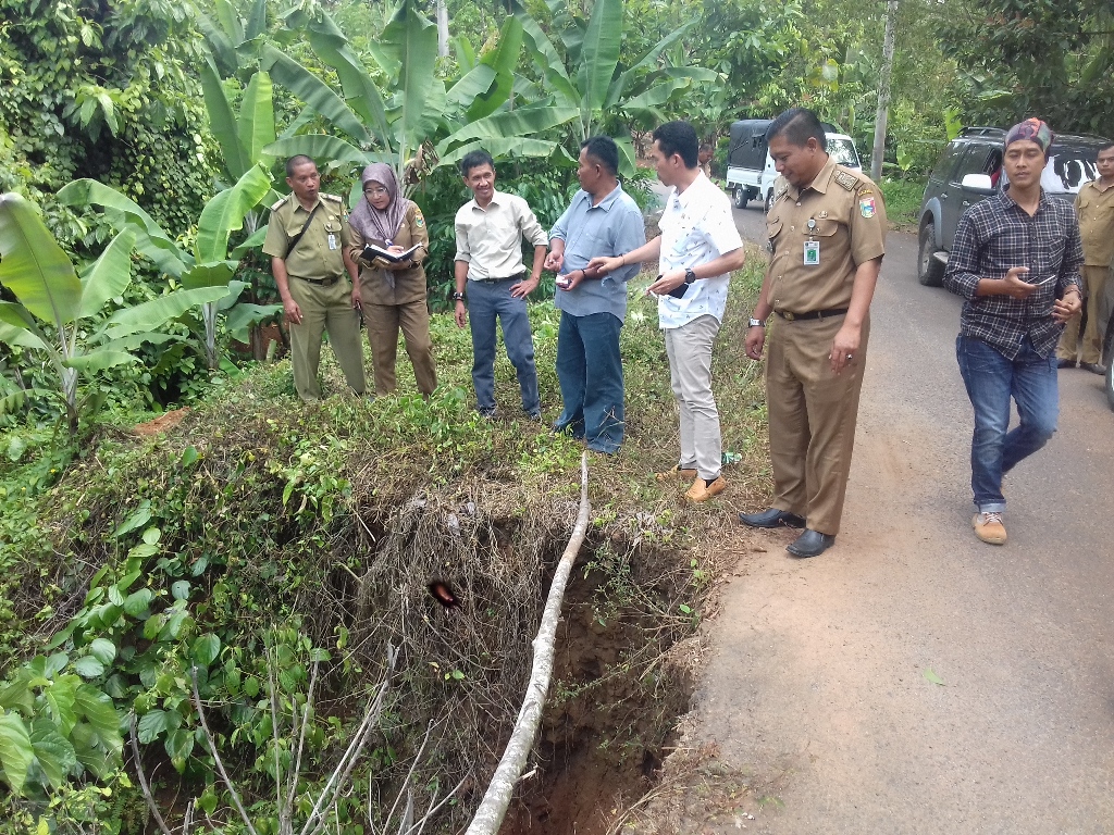 Komisi III dan Dinas PUPR Tinjau Infrastruktur Rusak