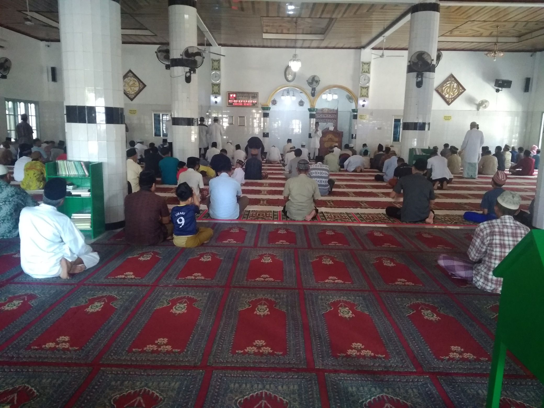 Ibadah  Salat Jumat di Masjid Al-Kausar  Berjalan Normal