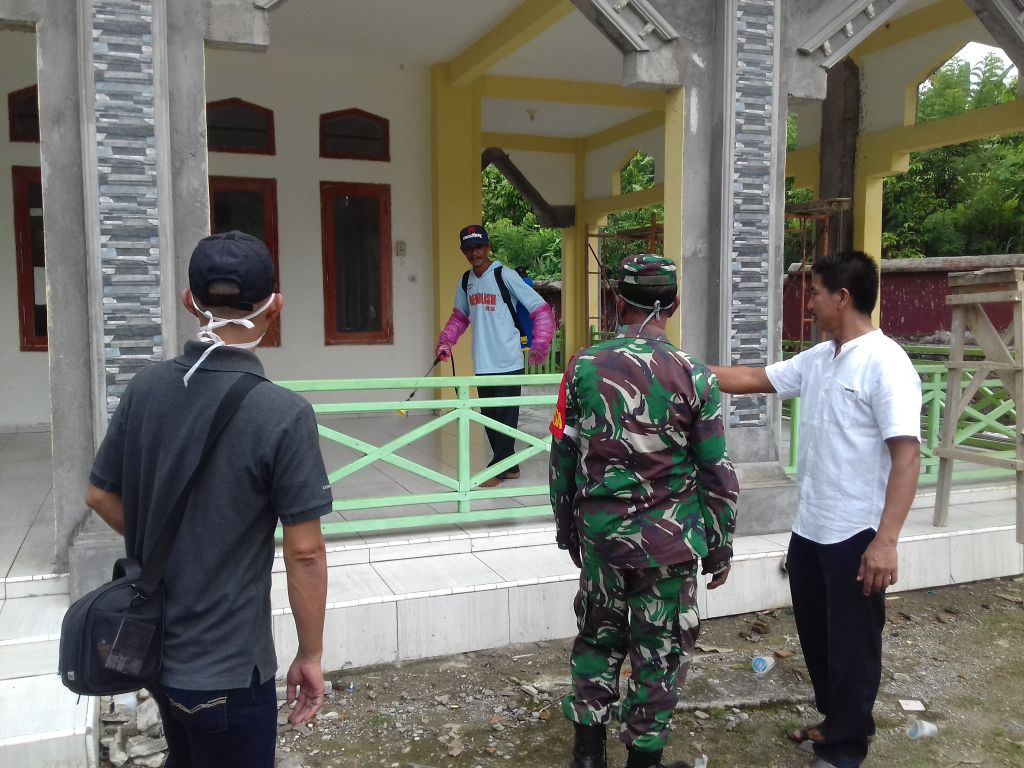 Rumah dan Sarana Ibadah di Pekon Tanjunganom Disemprot Disinfektan