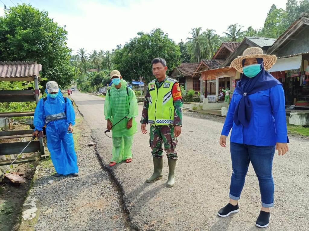 Anggota Fraksi NasDem Semprotkan  Disinfektan Kerumah Warga