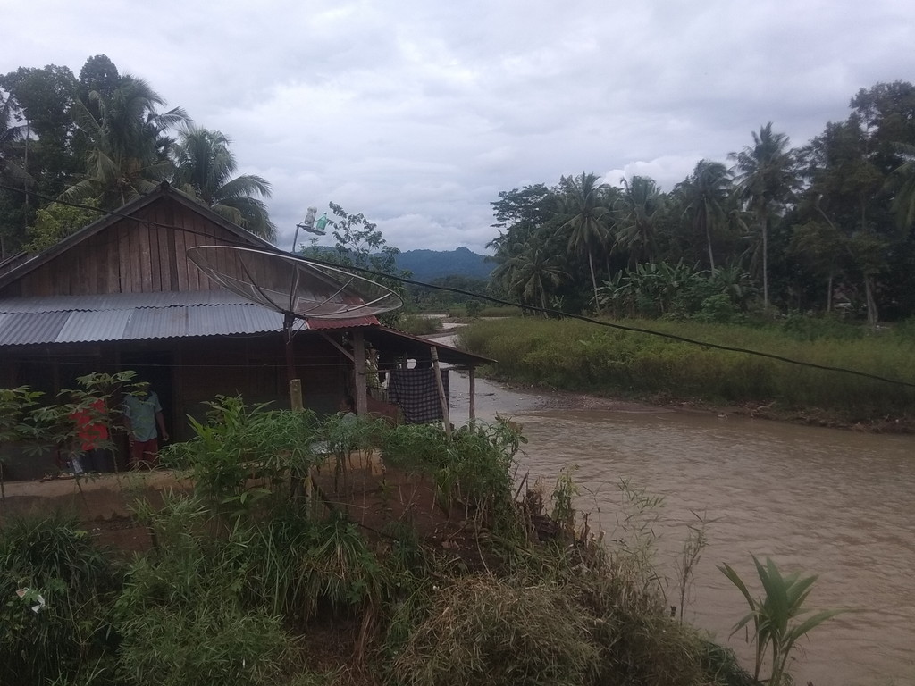 Kritis, Aliran Sungai Way Belu Dekati Rumah Warga