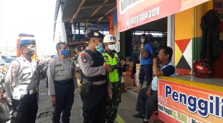 Aparat Gabungan Patroli, Imbau Warga Gunakan Masker