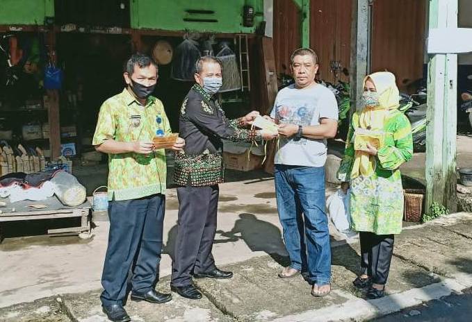 Dinas Koperindag Bagikan Masker di Lingkungan Pasar