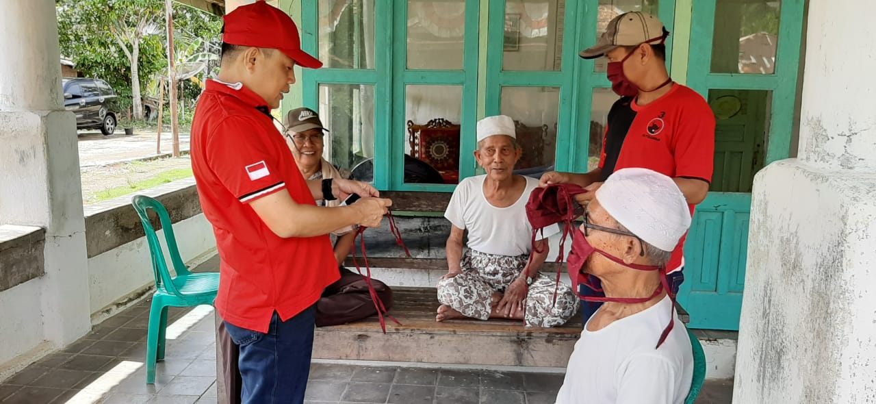 Wasekjen PDIP Tanggamus Bagikan 2.000 Masker