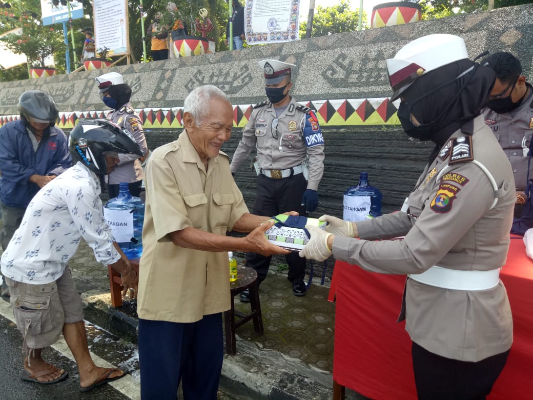 Sat Lantas Bagikan Masker dan Nasi Kotak