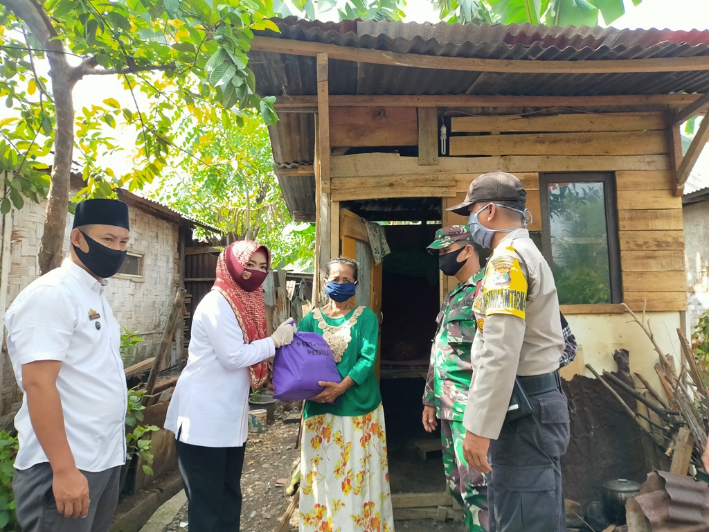 Bupati Door To Door Berikan Bantuan Sembako