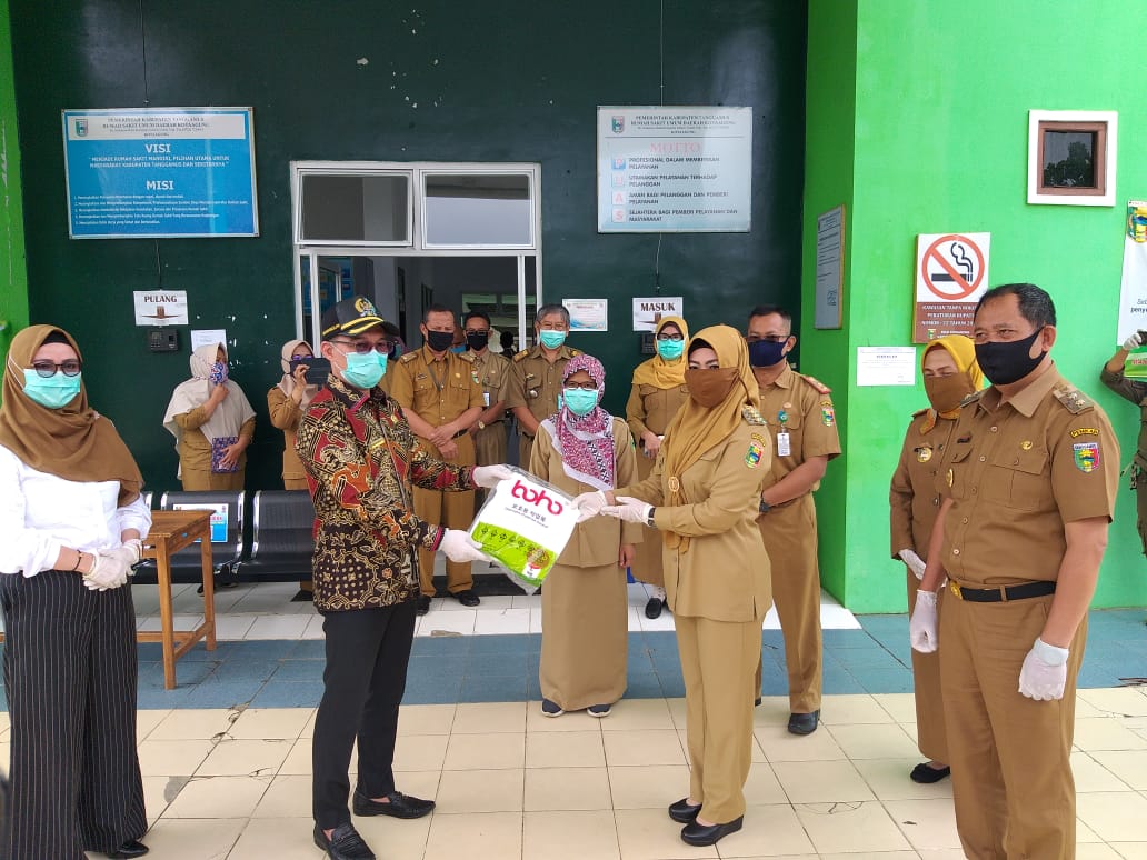 Yanuar Serahkan Bantuan APD Ke RSUD Batin Mangunang