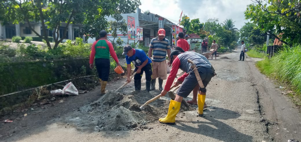 Warga Talangrejo Gotong Royong Perbaiki Jalan