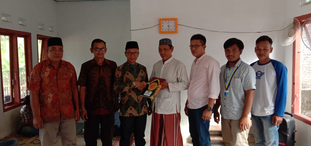 Azuwansyah Serahkan Bantuan Al-Qur’an