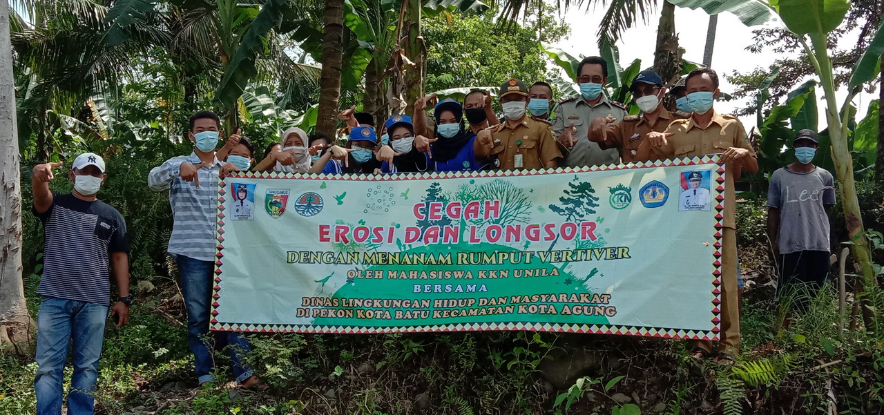 Cegah Erosi, Mahasiswa KKN Unila Prakarsai Penanaman Rumput Vertiver