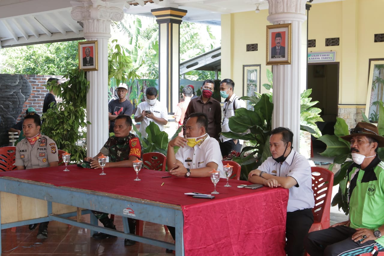 Ratusan Warga Keliling Pekon Semprot Disinfektan