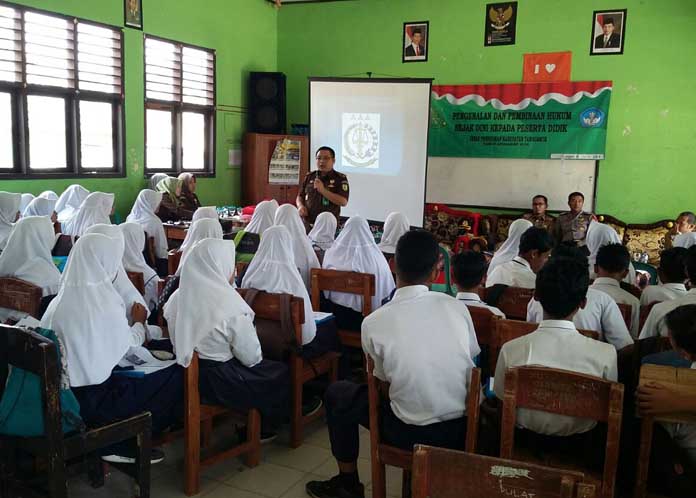 Pelajar SMP Air Naningan Diberikan Penyuluhan Hukum