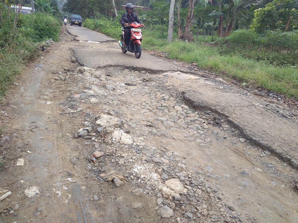 Jalan Way Som Rusak, Warga Harapkan Perbaikan