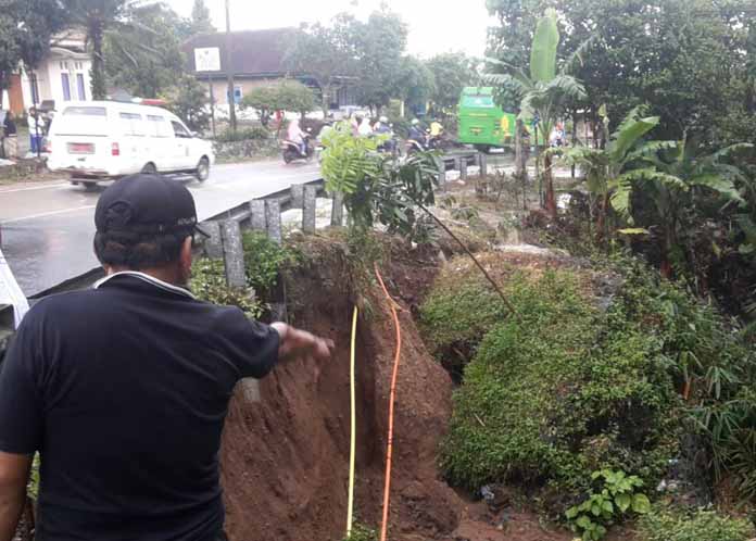 Bahu Jalan Tikungan Sempulur Longsor, Arus Lalin Tersendat