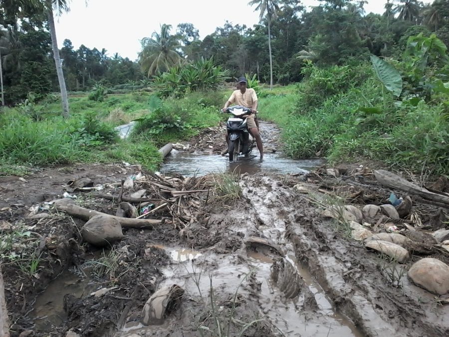 Rusak Parah, Jalan Penghubung Tak Kunjung Diperbaiki