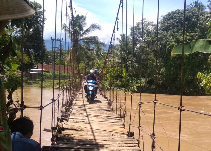 Perahu Hanyut, Warga Terpaksa Lewati Jembatan “Horor”