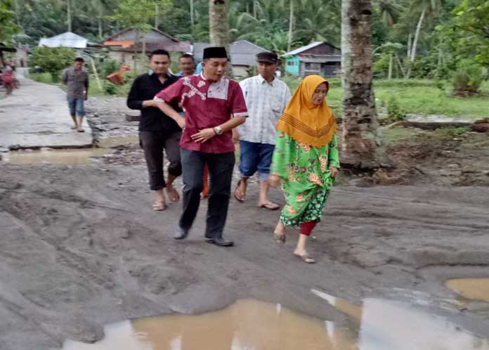 Bersama Ibunda, Nuzul Tinjau Korban Banjir