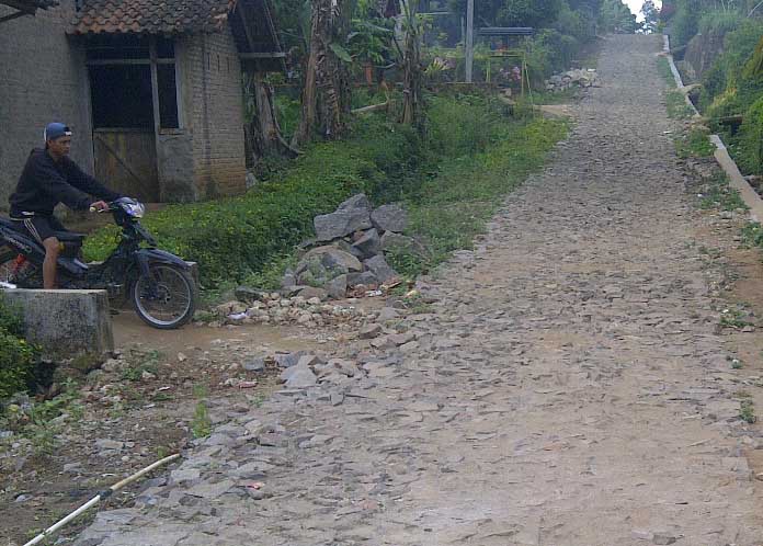 Warga Harapkan Pembangunan Jalan Lapen