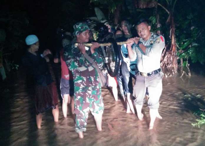 Personel Polri-TNI Bantu Evakuasi Korban Banjir