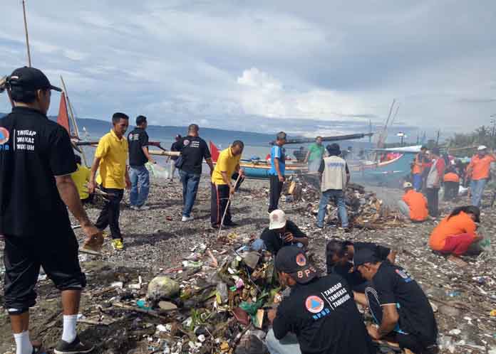 Selain Senam, pegawai juga bersih-bersih Muara Indah