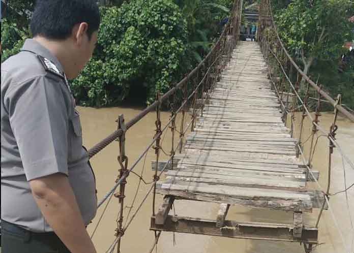 Lantai Jembatan Ambrol, Pelajar  Tercebur Ke Way Semaka