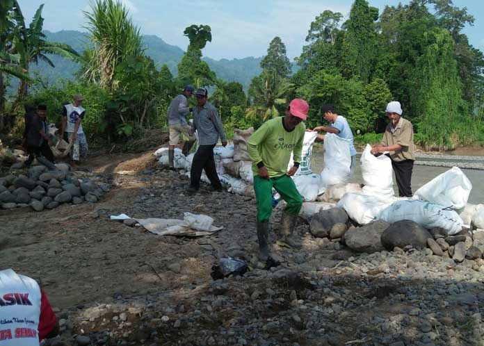 Warga Bangun Tanggul Darurat dari Tumpukan Karung