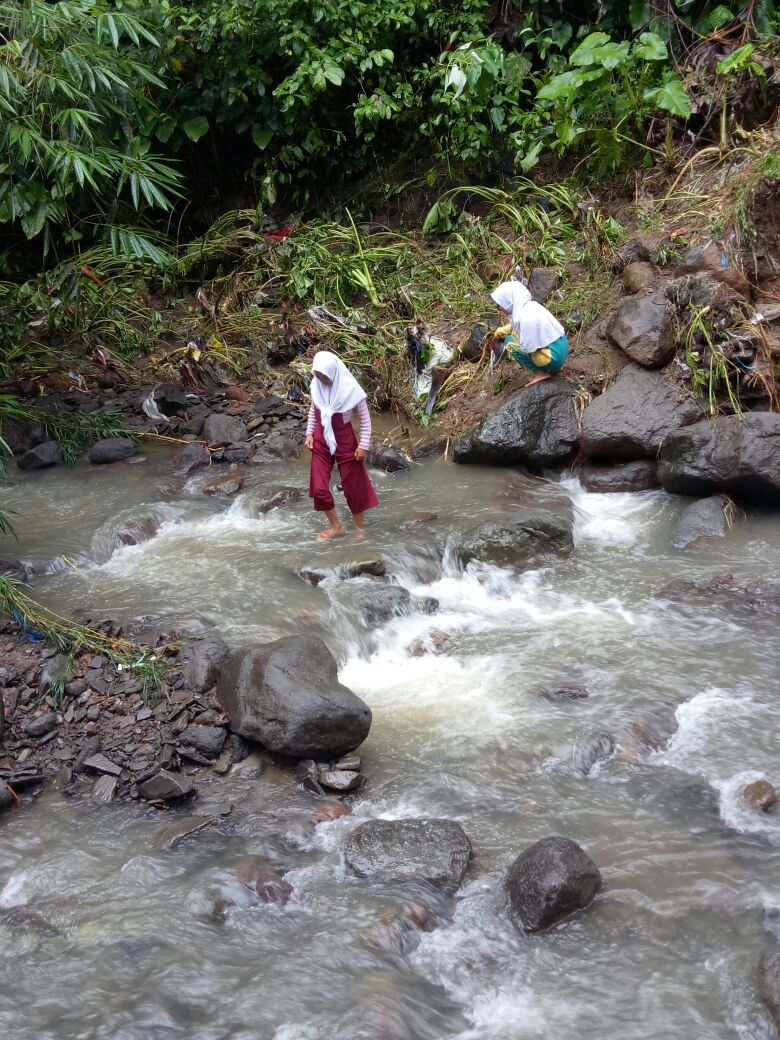 Jembatan Darurat Tak Kunjung Dibangun