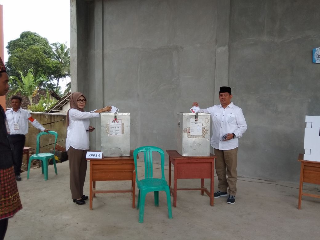 Datang Paling Pagi, Syafii dan Istri Jadi Pencoblos Pertama