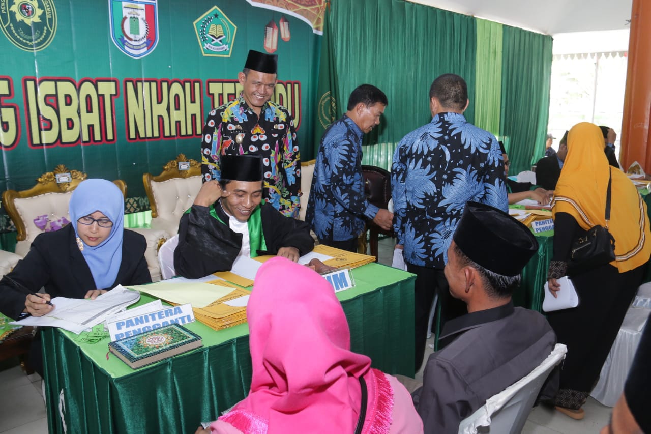 Pasutri Kantongi Buku Nikah Setelah Punya 4 Cucu