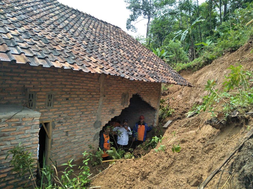 Dua Rumah di Pekon Ampai Tertimbun Longsor