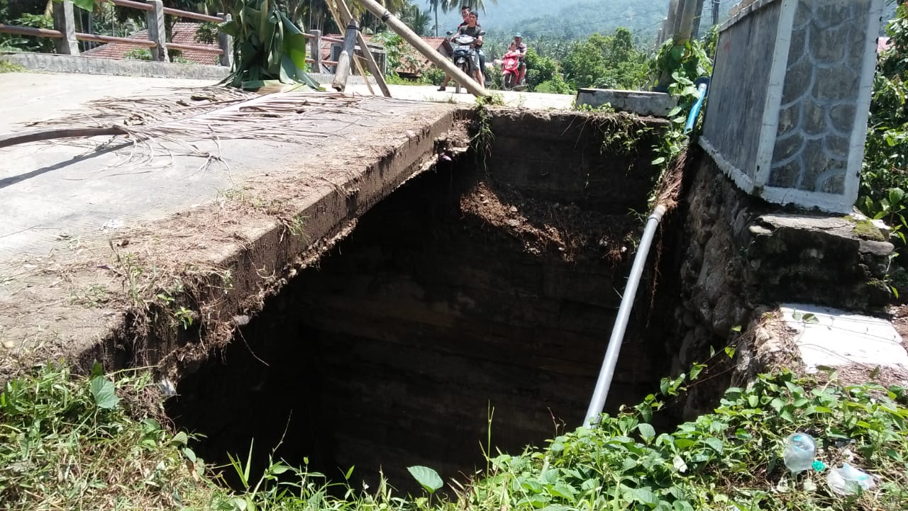 Jika Tidak Segera Diperbaiki, Jembatan Ini Bakal Putus