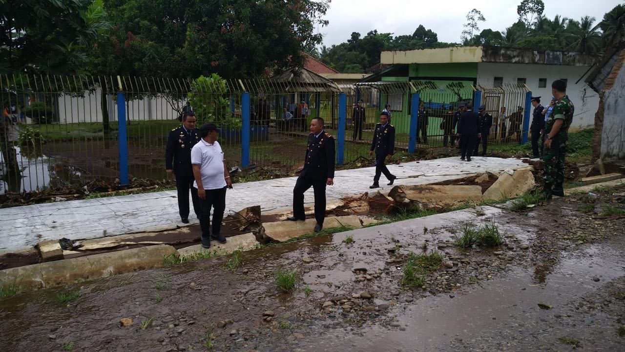 Pasca Runtuhnya Tembok, Lapas Kotaagung Bangun Pagar Darurat