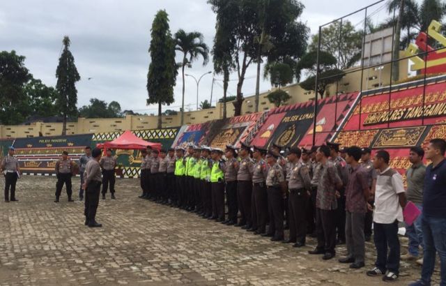 Puluhan Personel Polres Tanggamus Diterjunkan Bantu Korban Banjir