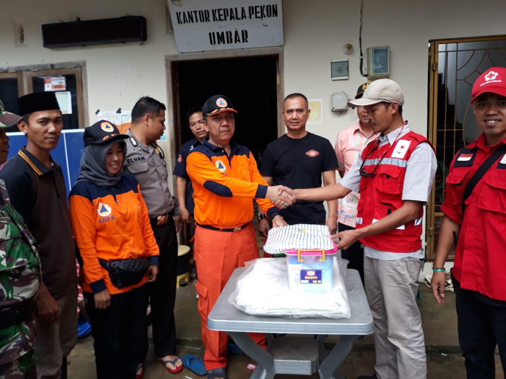 PMI Kasih Korban Banjir Terpal dan Selimut