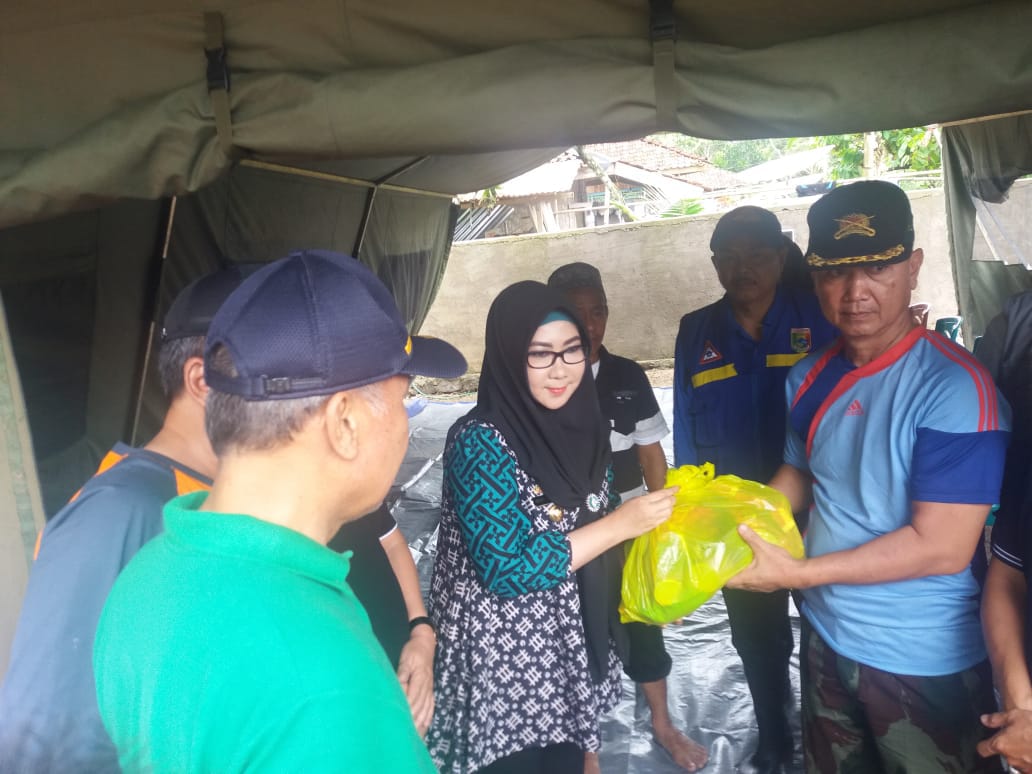 VIDEO!!! Bupati Tanggamus Bantu Korban Banjir di Kelumbayan