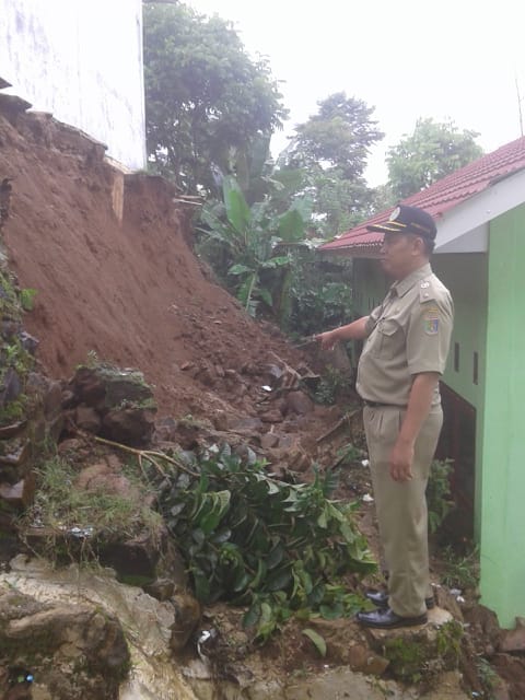 Gedung Sekolah Terancam Ambruk dan Tertimbun Longsor