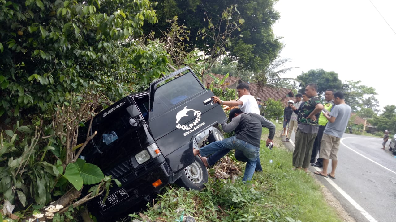 Supir Ngantuk, Mobil Pick Up ‘Nyungsep’