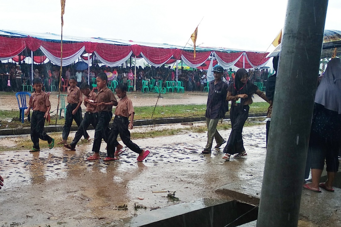 Hujan Deras di Acara Jokowi, Masyarakat Ada Yang Pulang