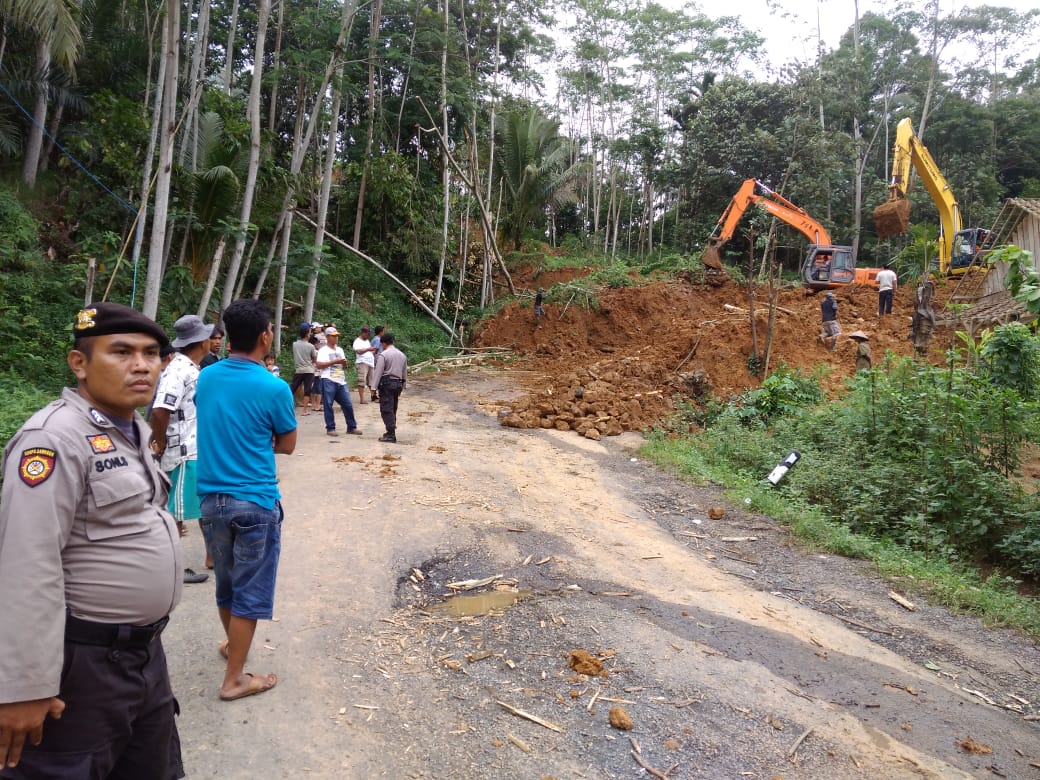 Dua Alat Berat Bekerja Bersihkan Material Longsor