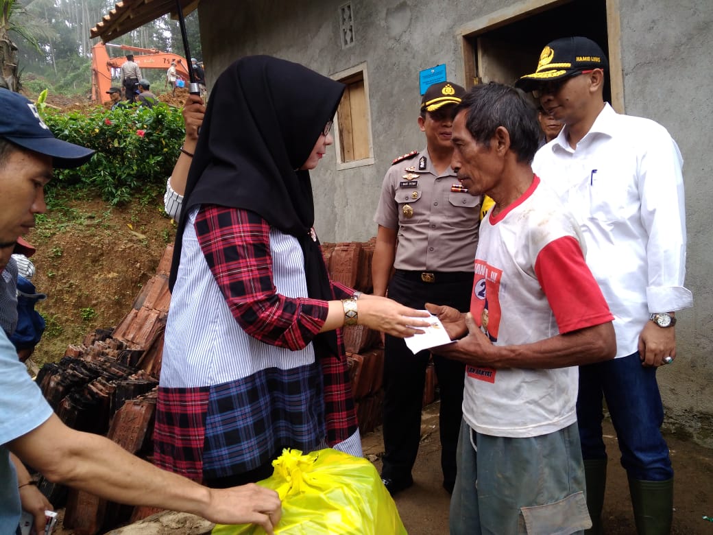 Tinjau Longsor, Bupati Berikan Bantuan