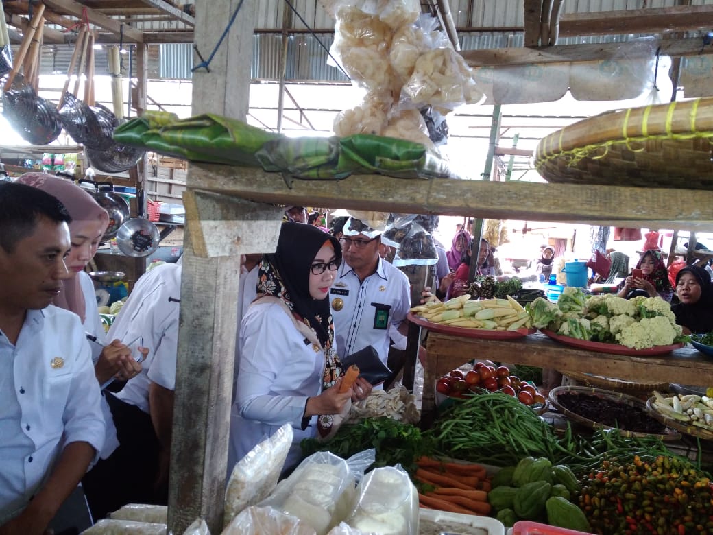 Sidak ke Pasar Kotaagung, Bupati Disambut Antusias Pedagang