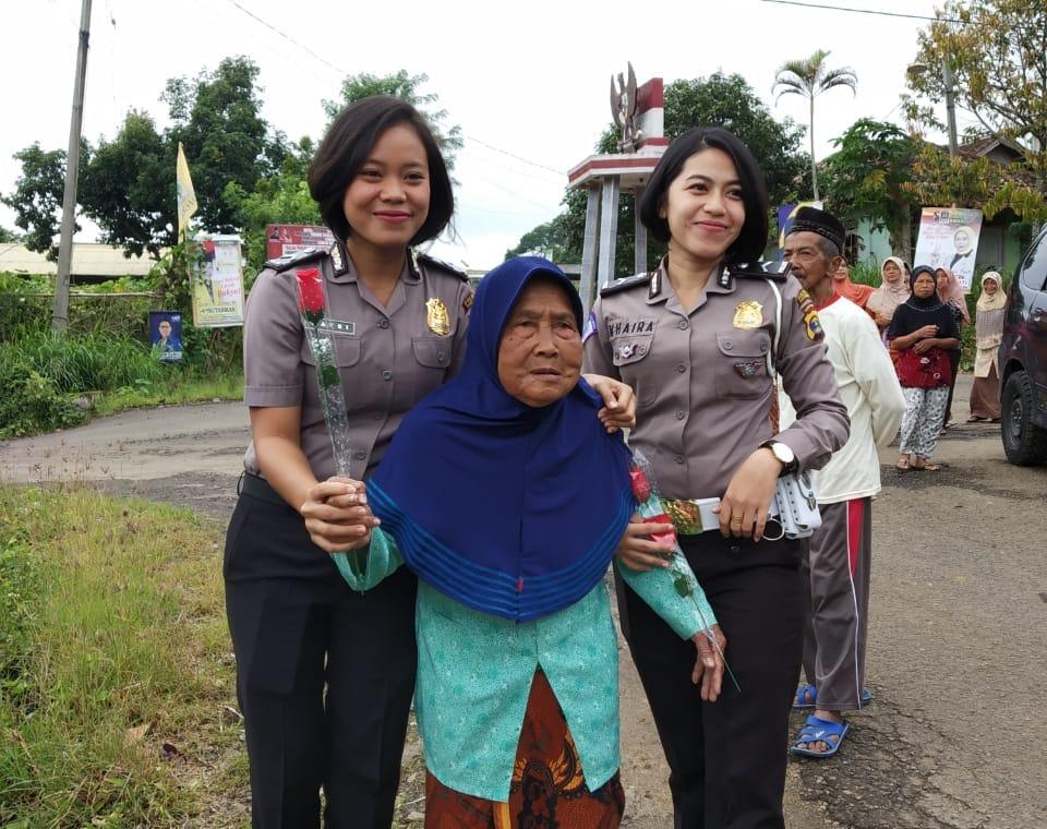 Sambut Hari Ibu, Polwan Polres Tanggamus Gelar Bhakti Sosial dan Bagikan Bunga