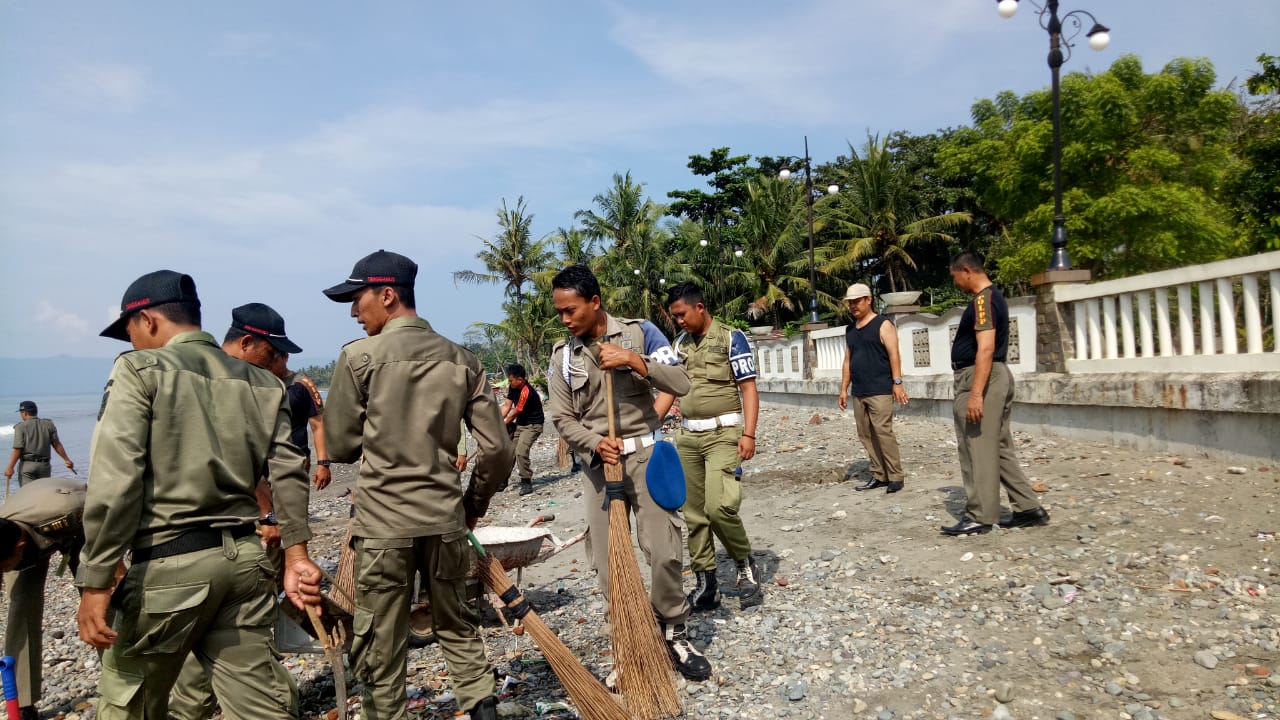 Satu Peleton Anggota Satpol PP Bersihkan Sampah Di Muara Indah