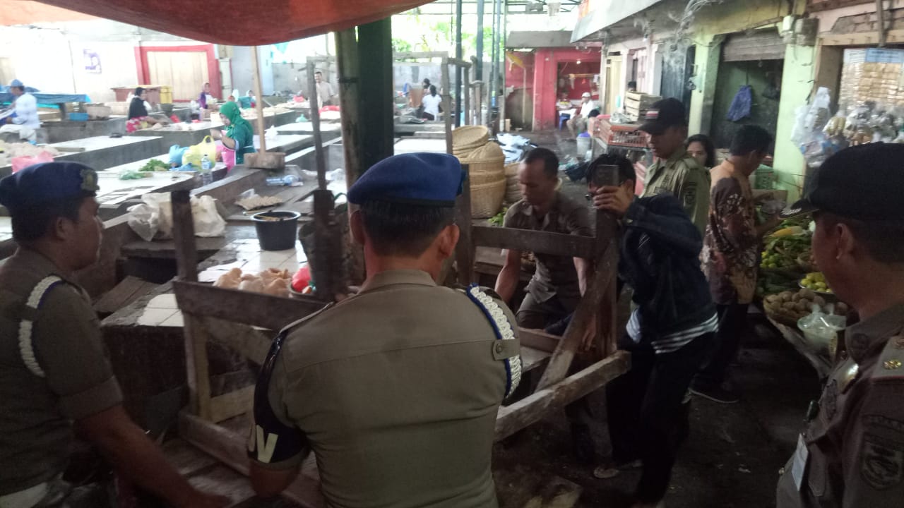 Ganggu Pengguna Jalan, Lapak Liar di Pasar Kotaagung Ditertibkan