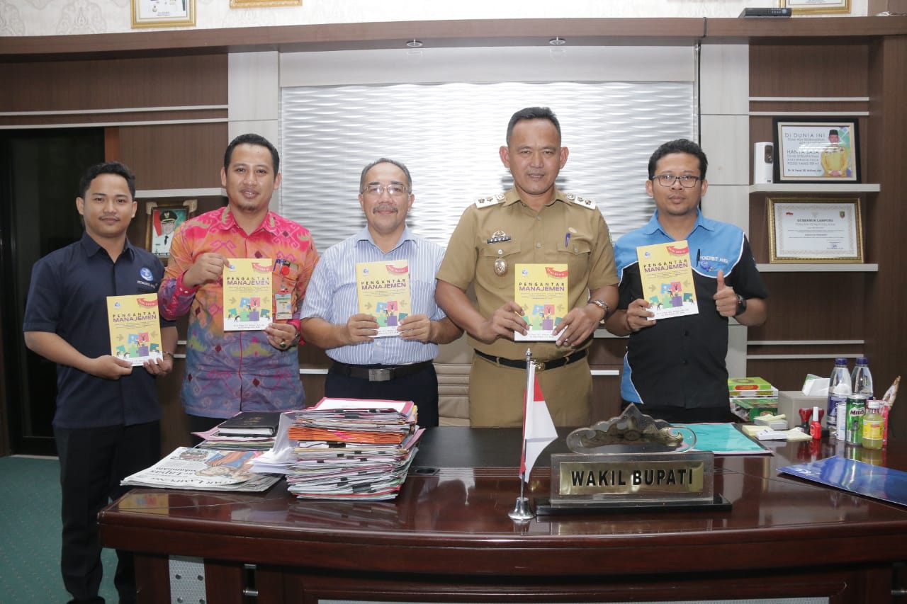 Fauzi dan Rita Luncurkan Buku Manajemen