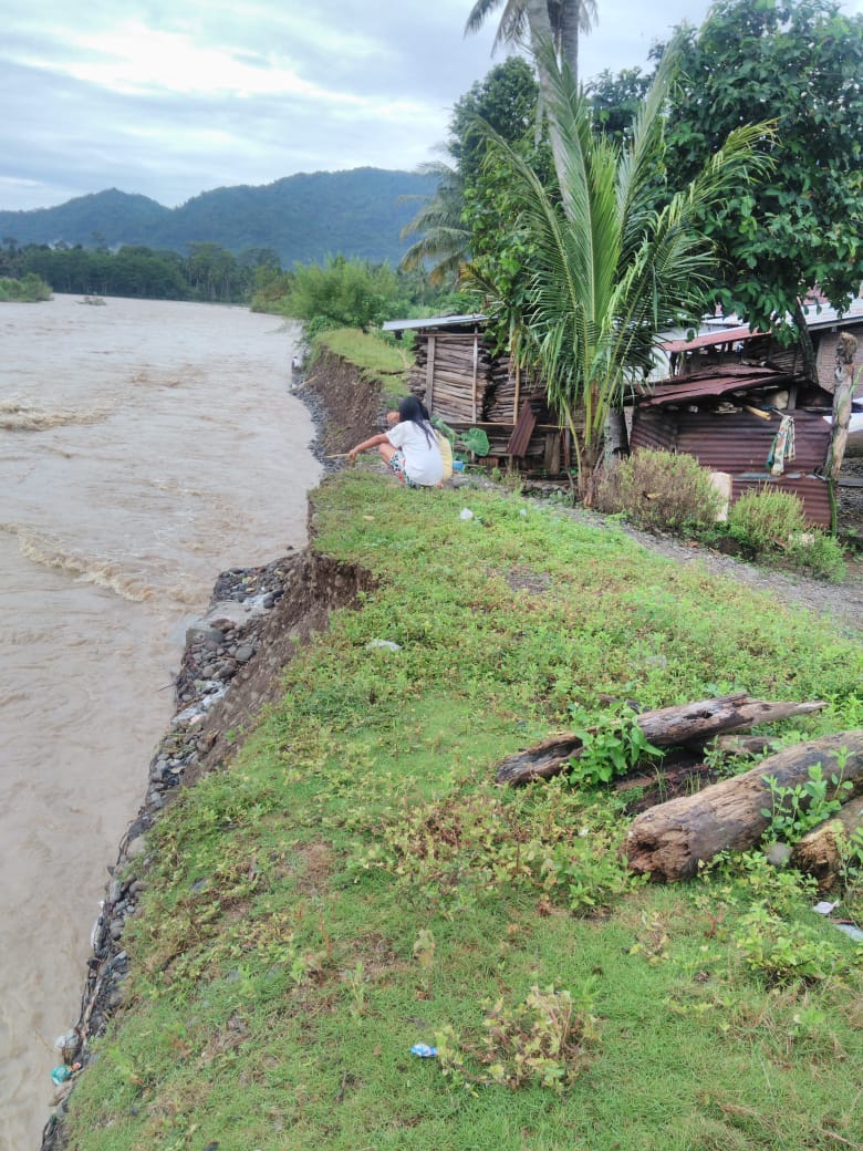 Mengkhawatirkan, Jarak Pemukiman Warga Gunungdoh dan Sungai Way Semuong Tersisa 2 Meter Lagi