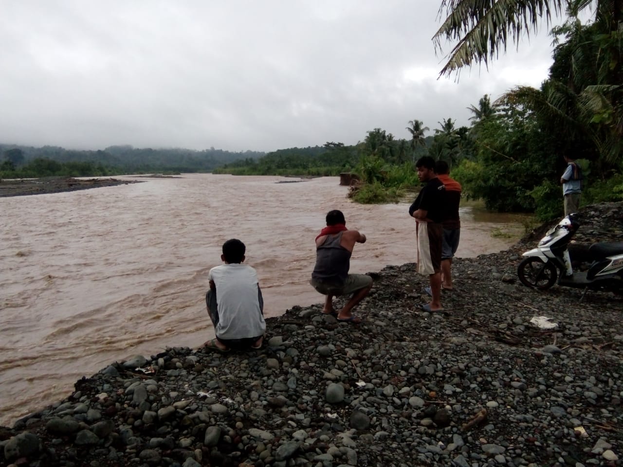 Tanggul Jebol di Pekon Banding Belum Diperbaiki, Warga Masih Siaga Banjir Susulan